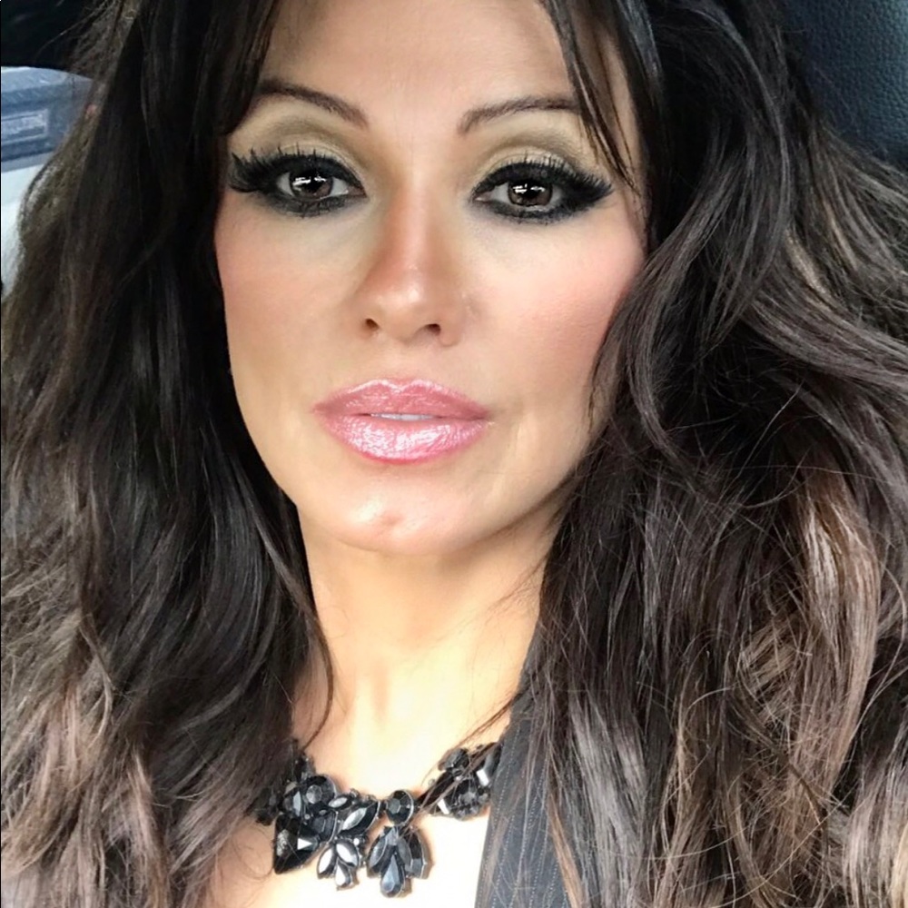 Meet your Posher, Nora